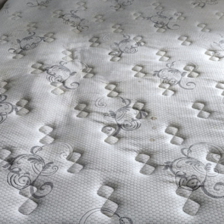 Matras-reinigen-matras-schoonmaken-matras-laten-reinigen-bed-reinigen-matrassen-reinigen-matrassen-schoonmaken-Before-5